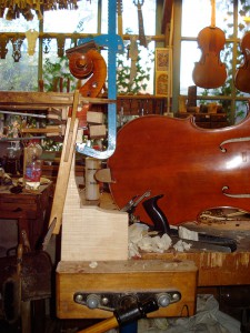 het verhalzen (anschäften) van een cello