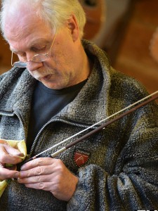 Als het laatste deel bekijkt Hans de Louter de gehele strijkstok bekeken: hoe zit de haarband op de strijkstok en hoe spant hij aan?