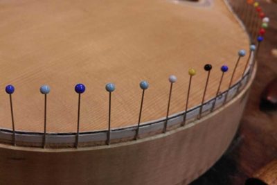 op deze carved top mandoline worden de bindings geplaatst